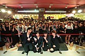 「シド 禁断の一口“あーん”でファン号泣！ 真っ黒の約1000人が原宿に集結」1枚目/9