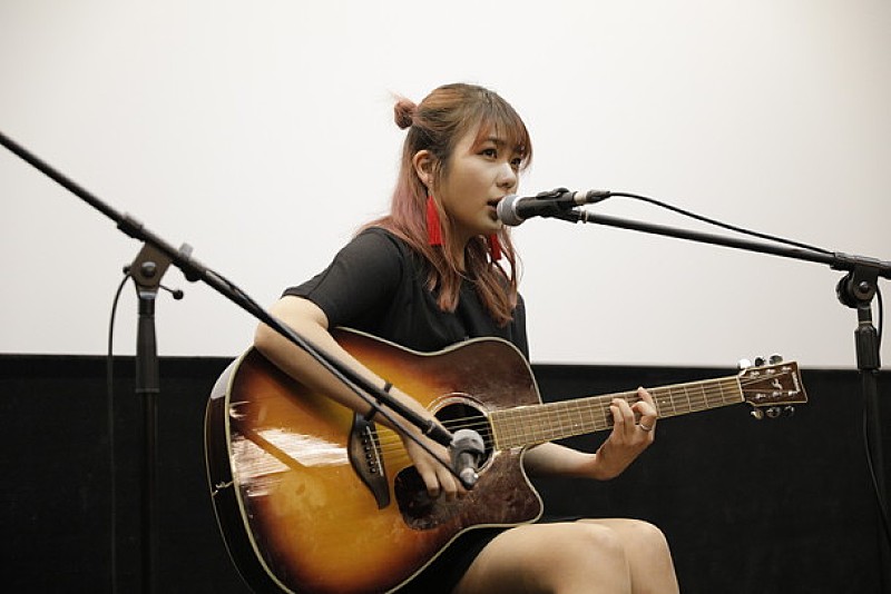 「映画『脱脱脱脱17』舞台挨拶にて北澤ゆうほ（the peggies）弾き語り披露」1枚目/2