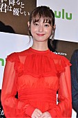 「佐々木希、夫婦の価値観問われ照れ笑い　ベッドシ－ンの合間にうたた寝」1枚目/1