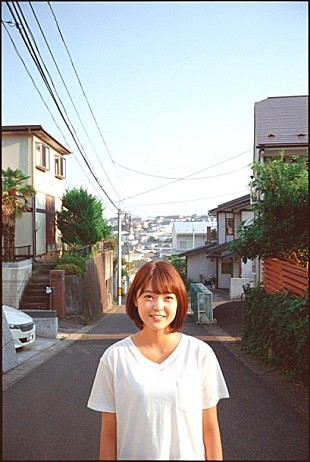 「Negicco Kaedeソロ曲「あの娘が暮らす街（まであとどれくらい？）」MV公開」