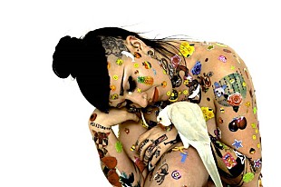 「ハイエイタス・カイヨーテの紅1点ネイ・パームがソロ・デビュー、10月にアルバム」