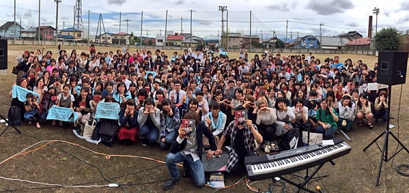 「イトヲカシ 映画『氷菓』ロケ地でフリーライブ開催」1枚目/7