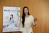 「壇蜜が環境省を表敬訪問　セクシ－封印も“透ける二の腕”をアピ－ル」1枚目/1