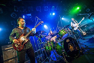 「The MANJI（ROLLY×佐藤研二×高橋ロジャー和久）ツアー東京公演はハートウォーム＆ロックな空間に」