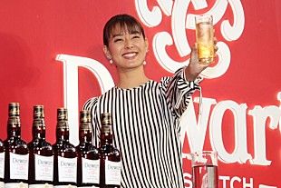 「すみれ、お酒は「大好き。結構強い」　交際質問には無言、笑顔で会釈」