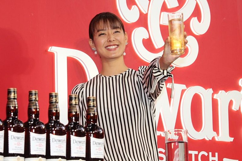 「すみれ、お酒は「大好き。結構強い」 交際質問には無言、笑顔で会釈」1枚目/1