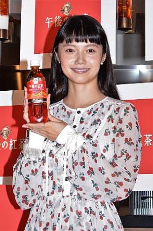 「宮崎あおい、秋めいたワンピ－スでイベント登場　撮影合間に「刺繍や編み物をしています」」