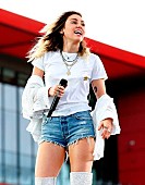 「マイリー・サイラス、コスプレで先輩シンガーに扮しモノマネを披露」1枚目/1