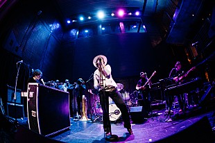 「フォクシジェン、バックバンドを一新しストリングスを従えた米サンディエゴ公演レポート」