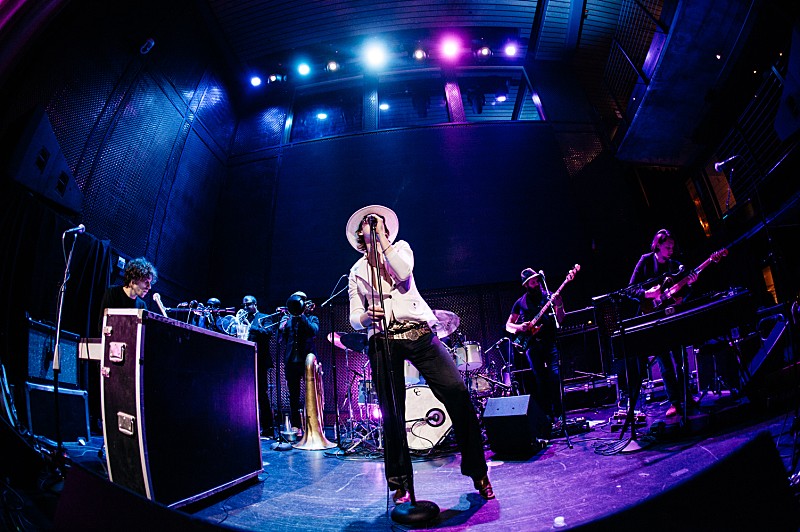 「フォクシジェン、バックバンドを一新しストリングスを従えた米サンディエゴ公演レポート」1枚目/19