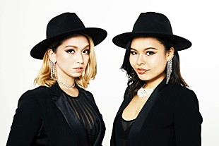 「宮本亜門が命名した女性ミュージカル・デュオ、ショーストッパーズがクリスマス・アルバムをリリース」