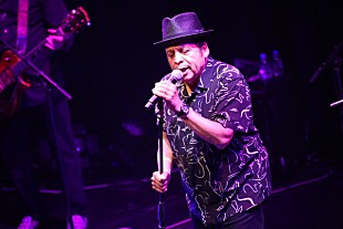 「“生きる伝説”、ガーランド・ジェフリーズが詩情豊かに繰り広げるストリート・ロック。生々しくロマンティックなビート・サウンドに酔い痴れる秋の宵」