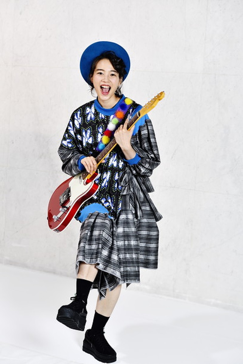 のん 自身の作詞作曲「へーんなのっ」含む1stシングルで本格デビュー
