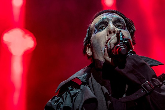 「マリリン・マンソン、公演中の事故について語る「猛烈に痛かった」」1枚目/1