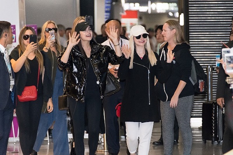 「空港の到着ロビーには多数のファンとメディアの姿が。」2枚目/11