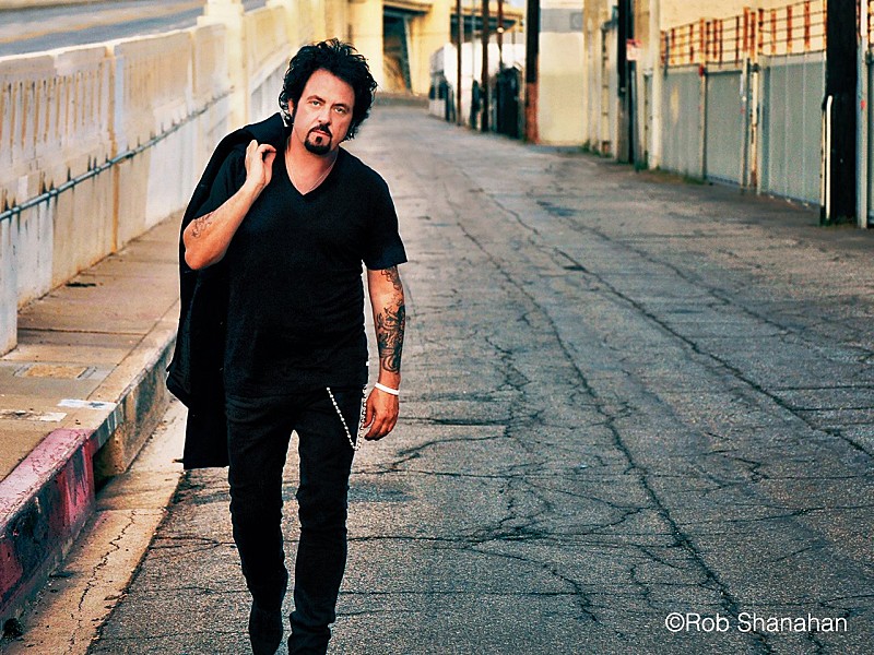 『10月21日はなんの日？』ジャンルを超えて活躍するスーパー・ギタリスト、スティーヴ・ルカサーの誕生日