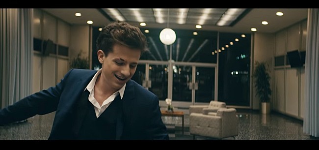 「チャーリー・プース、「ハウ・ロング」のMVでウキウキなダンスを披露」1枚目/4