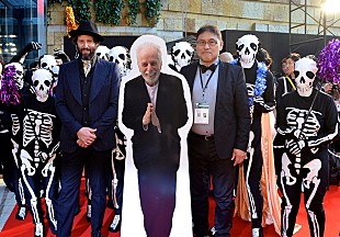 「アダン・ホドロフスキー、映画『エンドレス・ポエトリー』のドクロ集団を引き連れ【東京国際映画祭】レッドカーペットを行進」