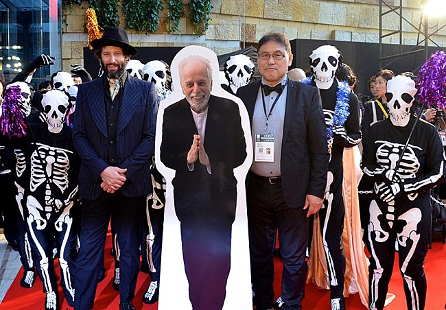 「アダン・ホドロフスキー、映画『エンドレス・ポエトリー』のドクロ集団を引き連れ【東京国際映画祭】レッドカーペットを行進」1枚目/1