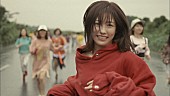 「まゆゆが涙雨の中を全力疾走！　AKB48渡辺麻友ラストSGより「11月のアンクレット」MV公開」1枚目/9