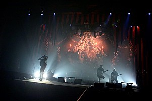VAMPS【HALLOWEEN PARTY】初日レポ到着、BREAKERSがブルゾンちえみに
