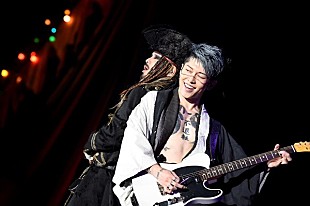 「VAMPS【HALLOWEEN PARTY】2日目、MIYAVIとHYDEのコラボ「All My Life」が初披露」
