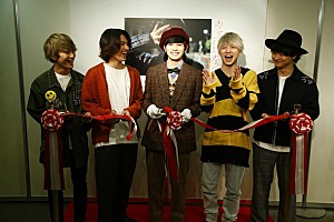 DISH//北村匠海の初個展にメンバーサプライズ登場！「駆けつけないわけ