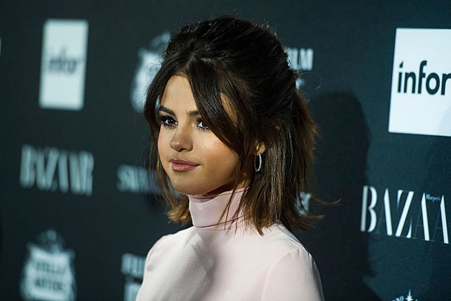 「セレーナ・ゴメス、新曲「ウルヴス」初披露へ向けたリハーサル模様を配信」1枚目/1