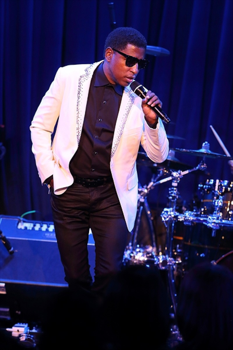 「ベイビーフェイス来日公演スタート。偉大なキャリアとともにパフォーマーとしての凄みをグルーヴ豊かに発揮した圧巻の夜」1枚目/7