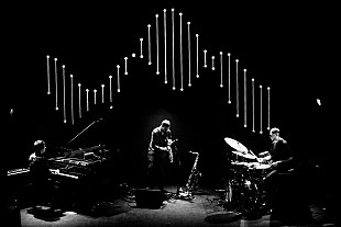 「UKの新世代ジャズを牽引するジャズ・トリオ、ママル・ハンズがまもなく来日」