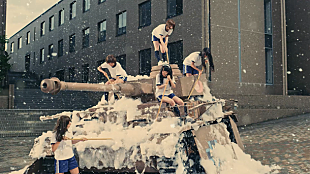 「アニメ『ガルパン』メインキャラ風ダンサーが体操着で戦車を洗車！ s**t kingz振り付け/蝶野正洋も登場」