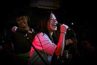 「Cheatsのサーブ・マガロナ、【Clockenflap】でビヨンセ風に妊娠中のふっくらお腹をお披露目」