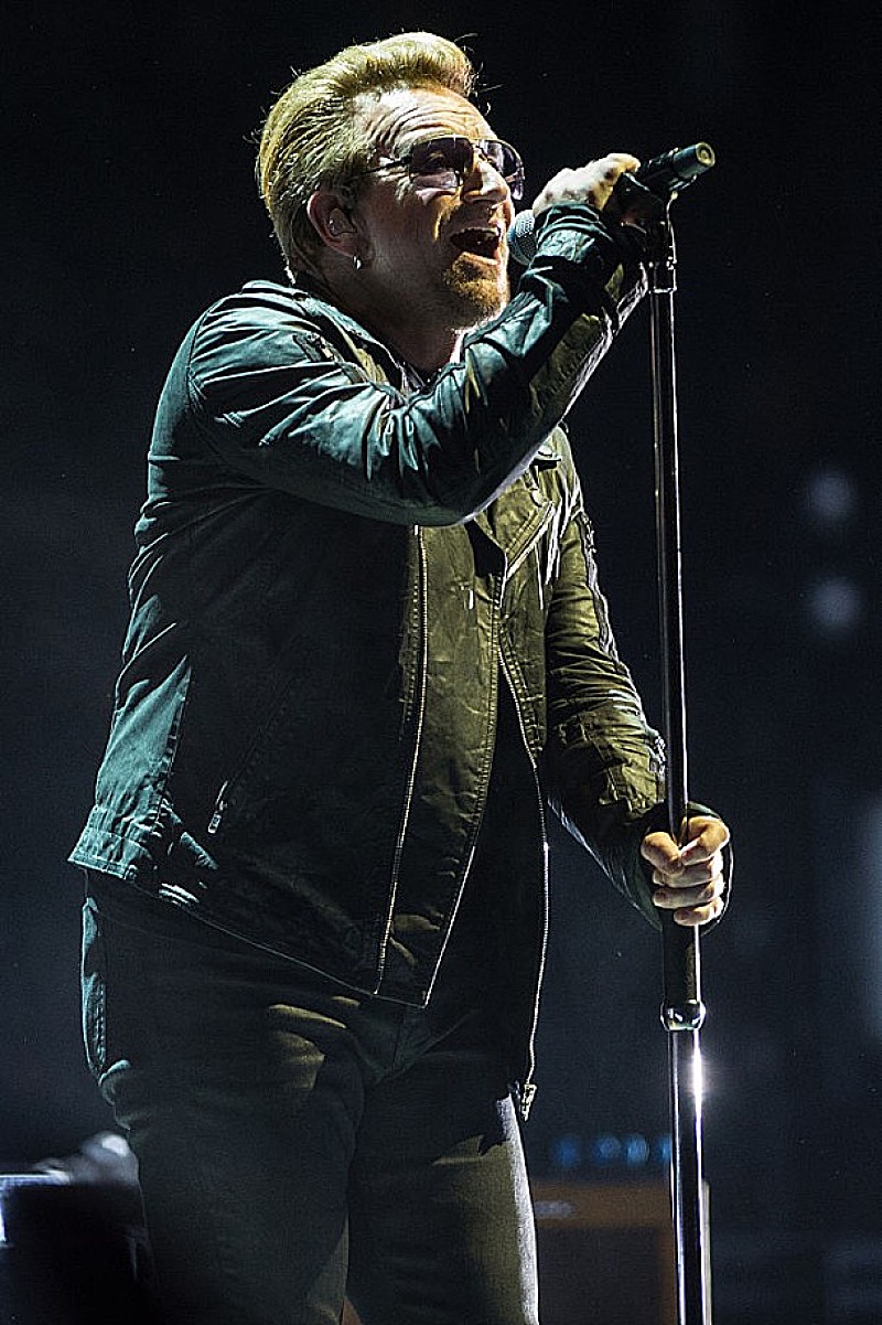 U2のボノとジ・エッジ、ベルリン地下鉄2号線“U2”でサプライズ・ライブ
