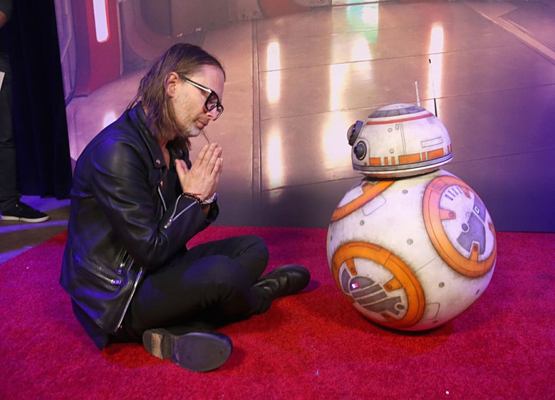 トム・ヨーク、BB-8と対面 