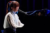 「【奥華子の弾き語りダークナイト☆】闇を綴った曲のみを弾き語るワンマンで約1300人が涙」1枚目/3