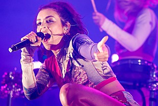 「チャーリーXCX、最新ミックテープからJ・パーク参加の新曲を公開」