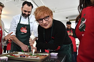 「エド・シーラン、ファンと一緒に“ジンジャー・エド・クッキー”を作る」