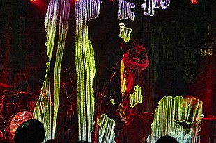 「辻村有記（ex.HaKU）ワンマンで特殊スクリーンを駆使！ 言葉×ビート×光を融合」