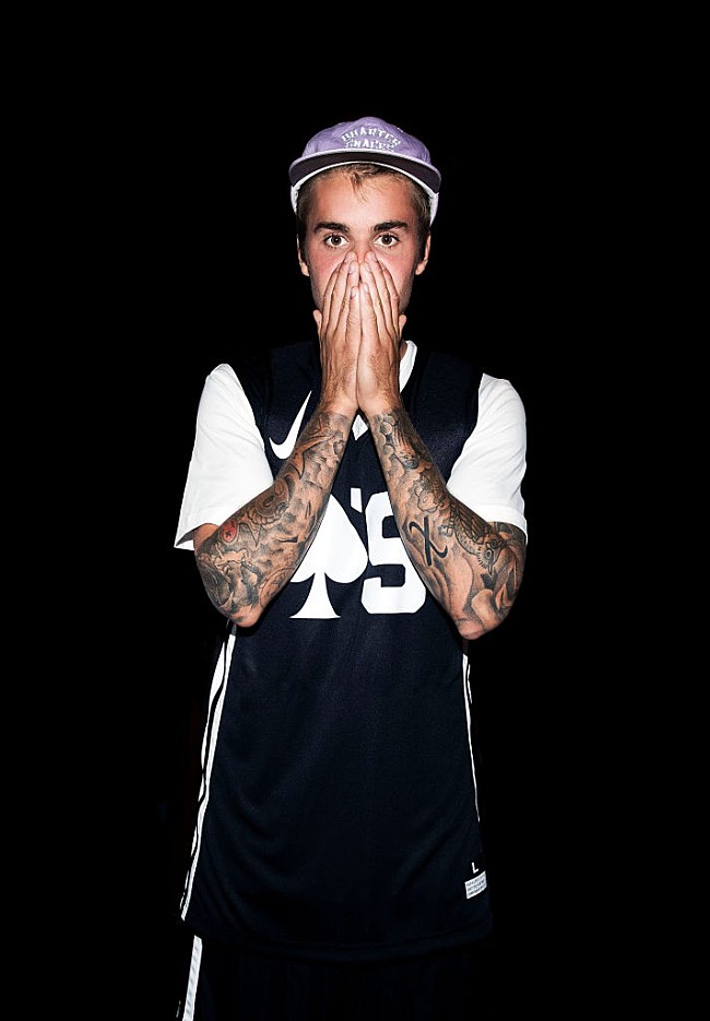 「ジャスティン・ビーバー、上半身裸でツリーを飾り付ける動画が再生回数900万回突破」1枚目/1