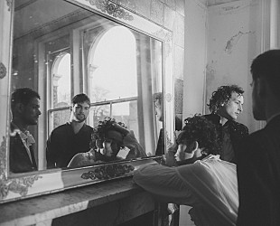 「全米・全英1位バンドThe 1975、初のライヴ・アルバムをサプライズ・リリース」