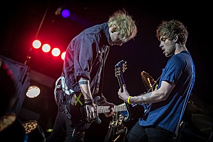 「5SOS、2018年早々に新曲をリリースか　マイケル・クリフォード最新インタビュー」