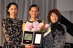 「宮崎あおい、結婚後初公の場　助演女優賞の尾野真千子を祝福」