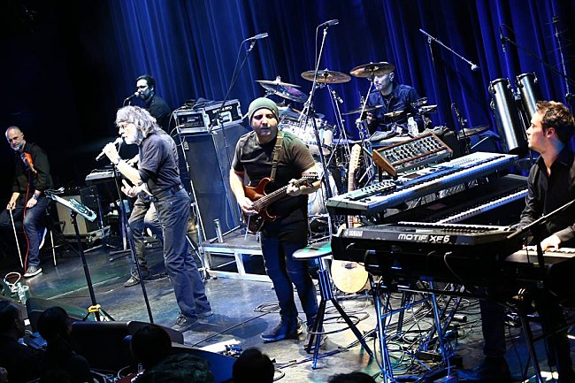 「衝撃のクラブ・パフォーマンス！ PFMが奏でる荘厳な響きとスリリングな展開に身も心も酔い痴れる真冬の夜」1枚目/5