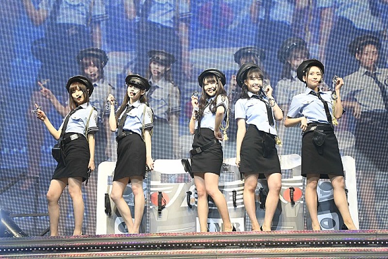 AKB48グループのTDCホール公演2日目、新成人メンバーが警官や看護婦に変身
