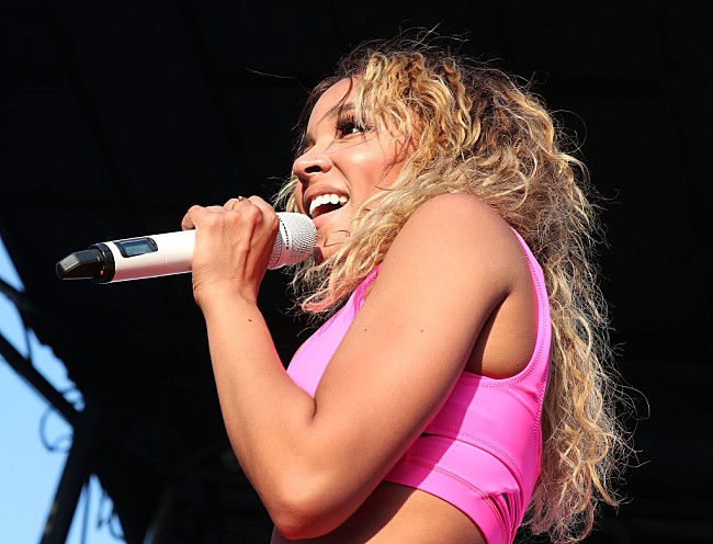 「ティナーシェ、3曲の新曲を近々リリースすることを発表」1枚目/1