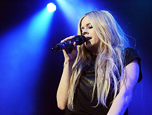 「アヴリル・ラヴィーン、新作について言及「このレコードは感情の旅そのもの」」
