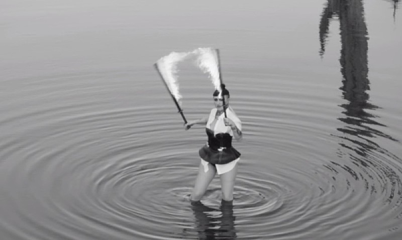 「ネイ・パーム、最新アルバムから「ホームボディ」のMV公開、火の踊りを披露」1枚目/6