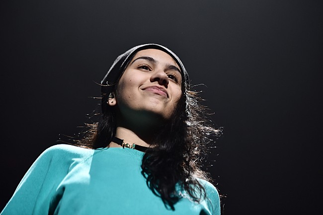 「グラミー新人賞受賞のアレッシア・カーラ、アンチに反論「努力して手に入れたものをないがしろにされるわけにはいかない」」1枚目/1