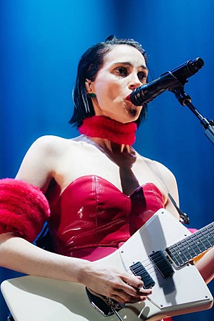 「クィーン・オブ・ロック St. Vincent (セイント・ヴィンセント) のロサンゼルス公演をレポート」