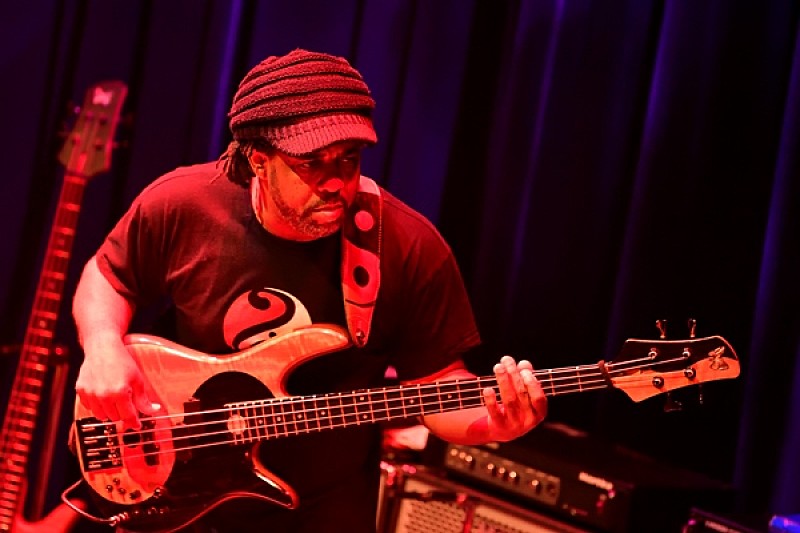 「現代最高峰のベーシストが圧倒的な演奏技術で観客を魅了！ ヴィクター・ウッテンの東京公演をレポート」1枚目/9